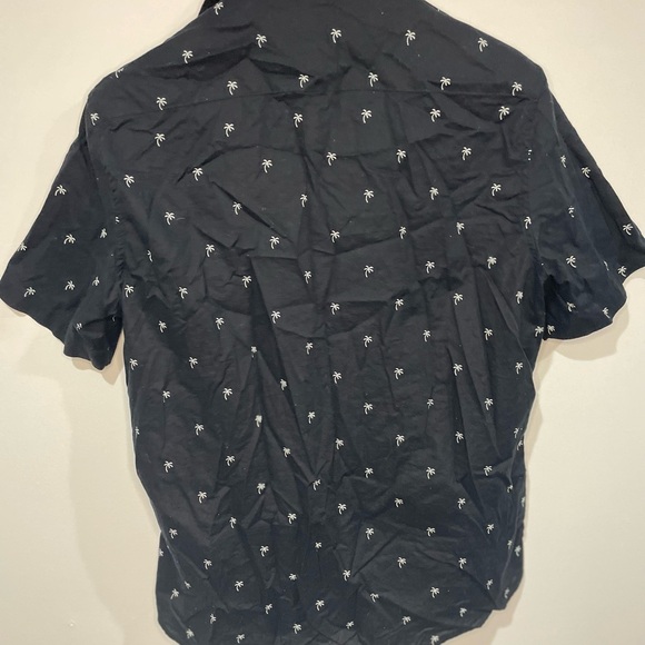 H & M men’s short sleeve button up shirt with palm trees - Picture 3 of 3